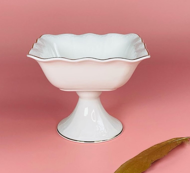 102-147 Квадратная  конфетница 15см на ножке АГАТА в под.уп.(х12)Фарфор